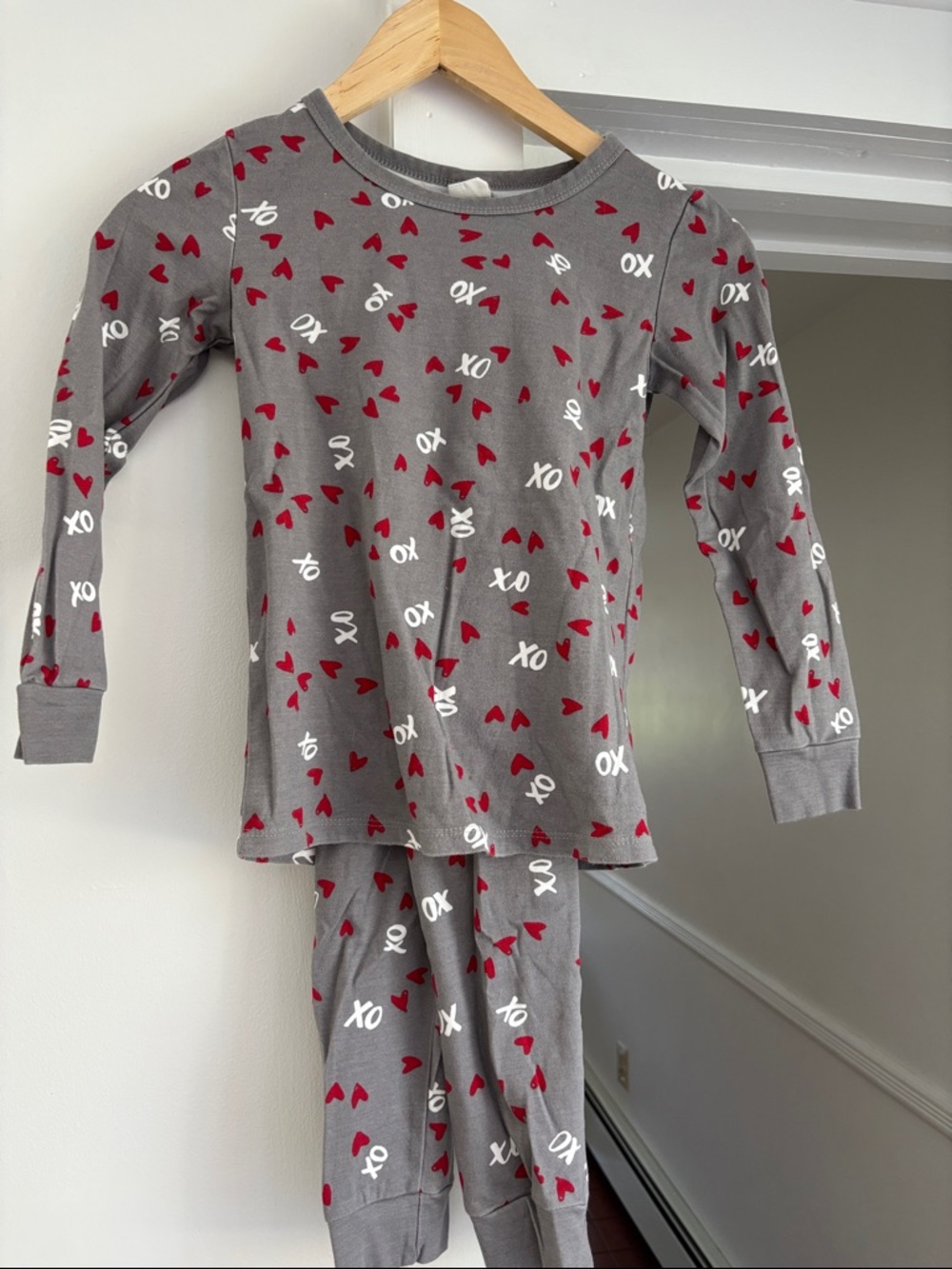 Girls' Gray & Red Heart 'XO' Long Sleeve Pajama Set